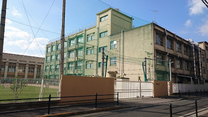 小学校　大阪市立関目小学校（小学校）まで617m