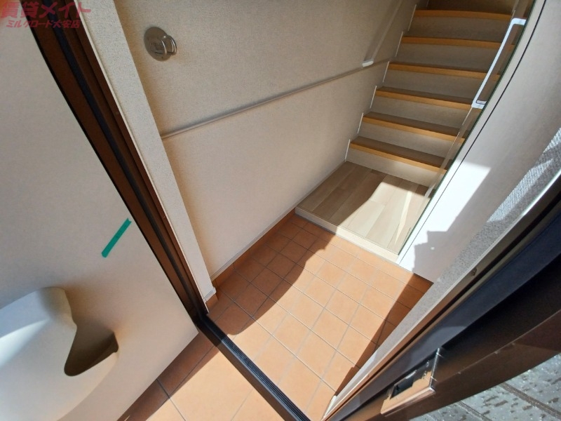玄関　同型部屋写真です。