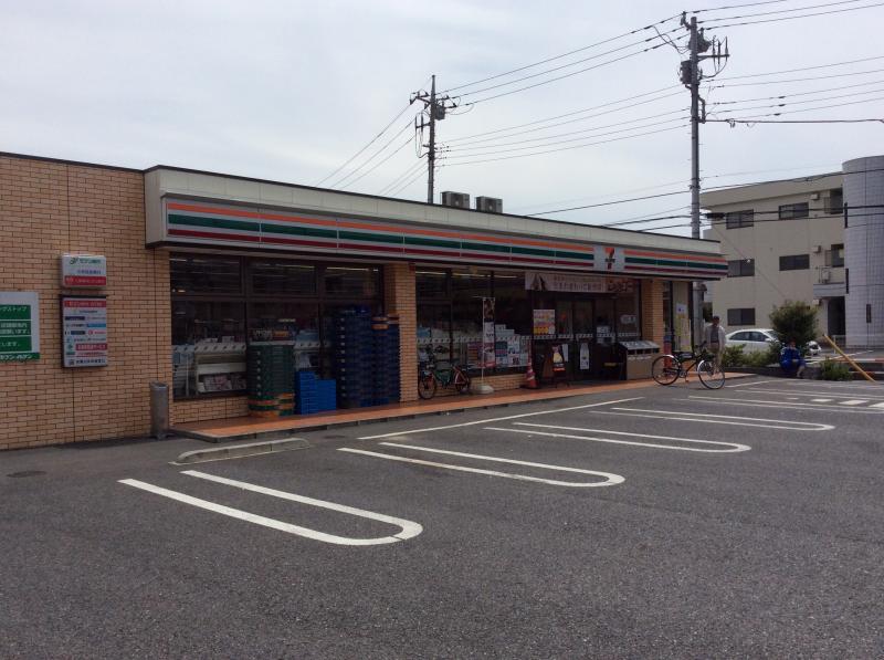 コンビニ　セブンイレブン 足立東伊興3丁目店（コンビニ）まで832m