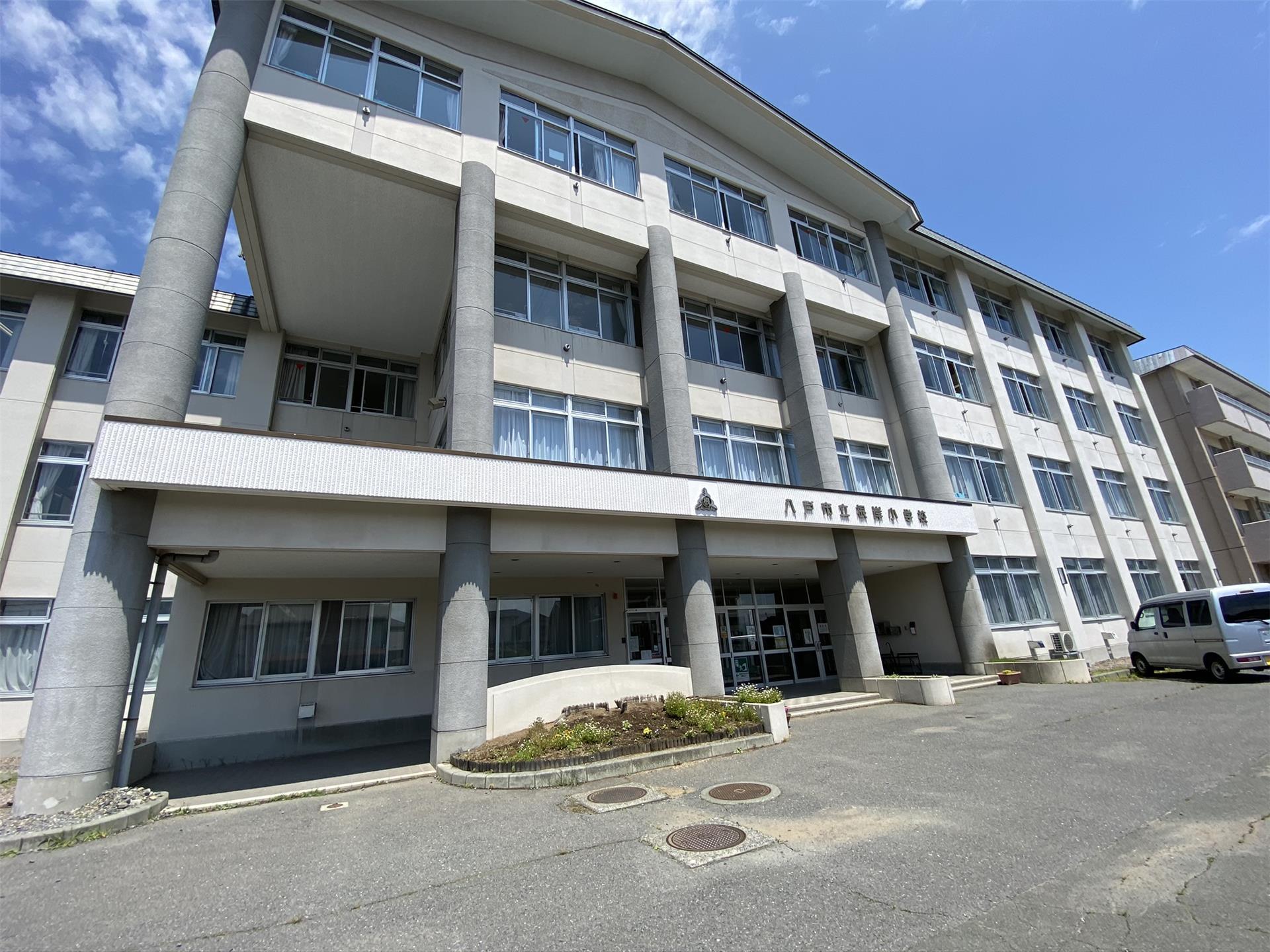 小学校　八戸市立根岸小学校（小学校）まで59m