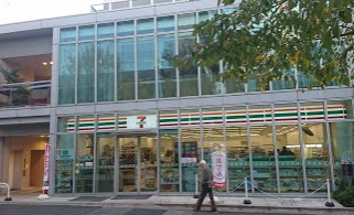 コンビニ　セブン-イレブン六本木７丁目店（コンビニ）まで593m