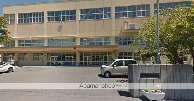 中学校　札幌市立新川中学校（中学校）まで316m