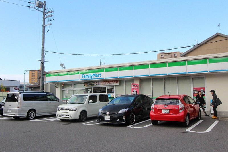 コンビニ　ファミリーマート茶屋が坂駅前店（コンビニ）まで302m