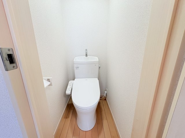トイレ　温水洗浄便座付きです。