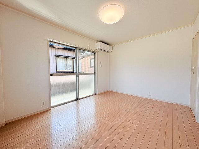 居室・リビング　奥の6畳のお部屋です。