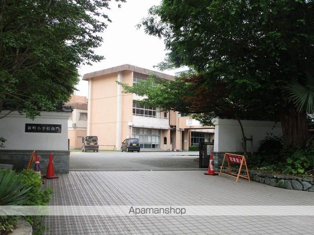 小学校　新町小学校（小学校）まで320m