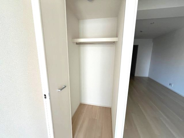 収納　写真は、他部屋の反転間取りです。(現況優先)