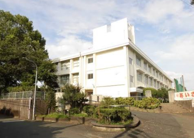 中学校　熊本市立桜山中学校（中学校）まで921m
