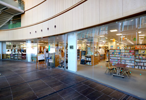 図書館　多摩市立永山図書館（図書館）まで670m