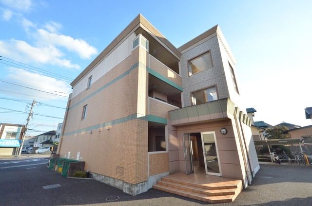 建物外観　♪外観タイル貼の重厚感ある建物です♪