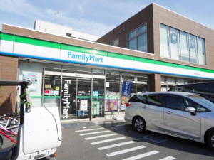 コンビニ　ファミリーマート小浦世田谷梅丘店（コンビニ）まで479m