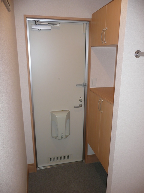 玄関　101号室の写真を掲載しております。