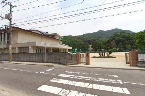 小学校　呉市立呉三坂地小学校（小学校）まで327m