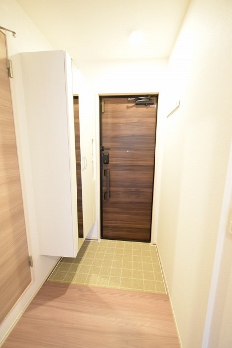玄関　同物件別部屋写真