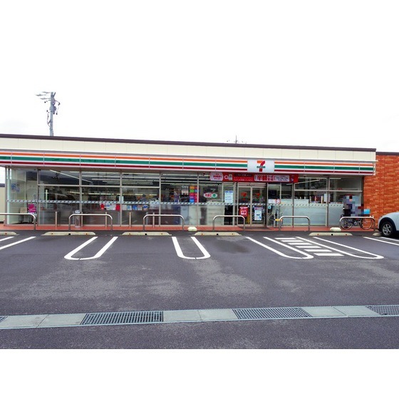 コンビニ　セブンイレブン松本平田南店（コンビニ）まで884m