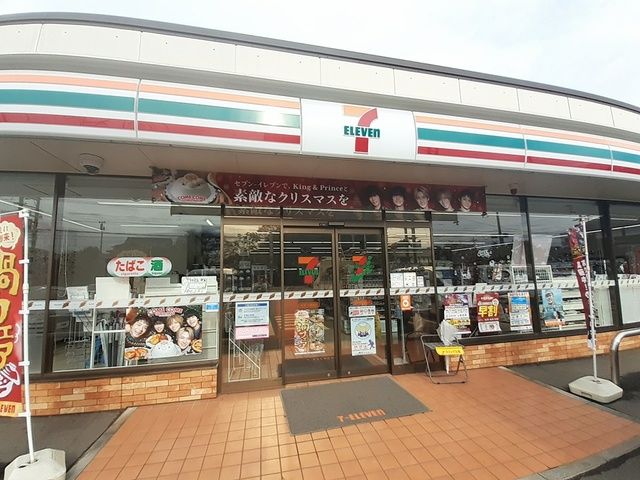 コンビニ　セブンイレブン（コンビニ）まで974m