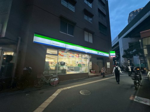 コンビニ　ファミリーマート 阿波座駅前店（コンビニ）まで60m