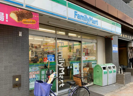 コンビニ　ファミリーマート 東花園駅前店（コンビニ）まで470m
