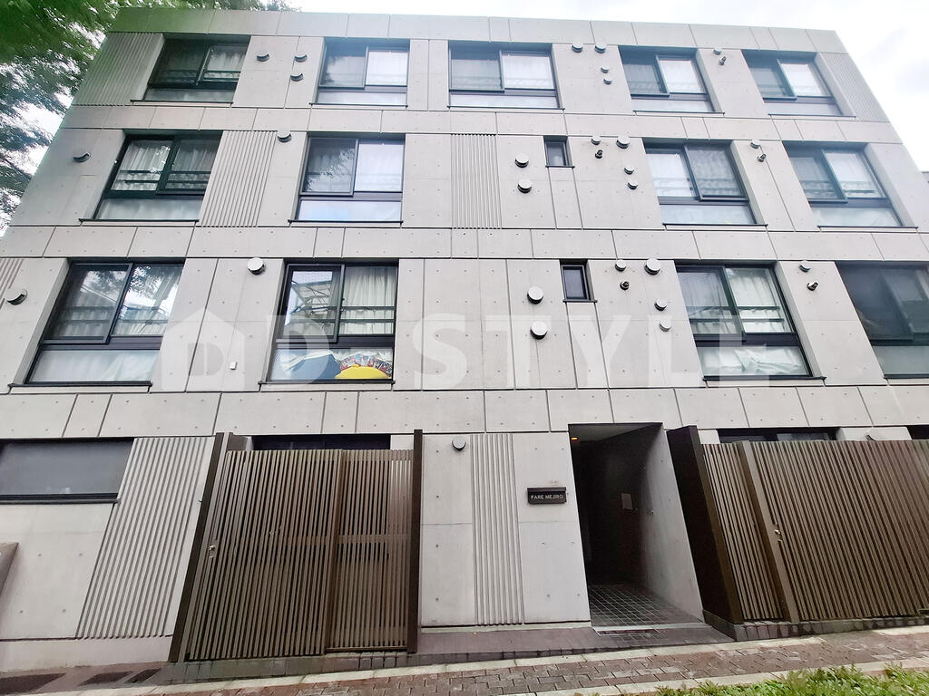 建物外観　コンクリート外装　４階建て