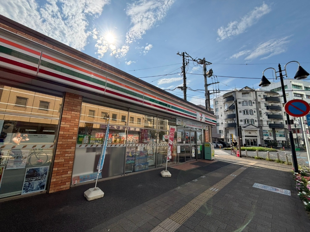 コンビニ　セブンイレブン厚木中町三丁目店（コンビニ）まで121m