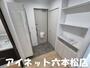 玄関　玄関近くに飾り棚があります