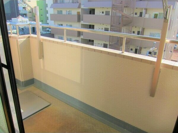 バルコニー　※写真は同じマンションの違う部屋のものになります。