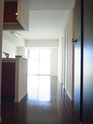玄関　廊下からのリビング