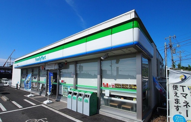 コンビニ　ファミリーマート（コンビニ）まで800m