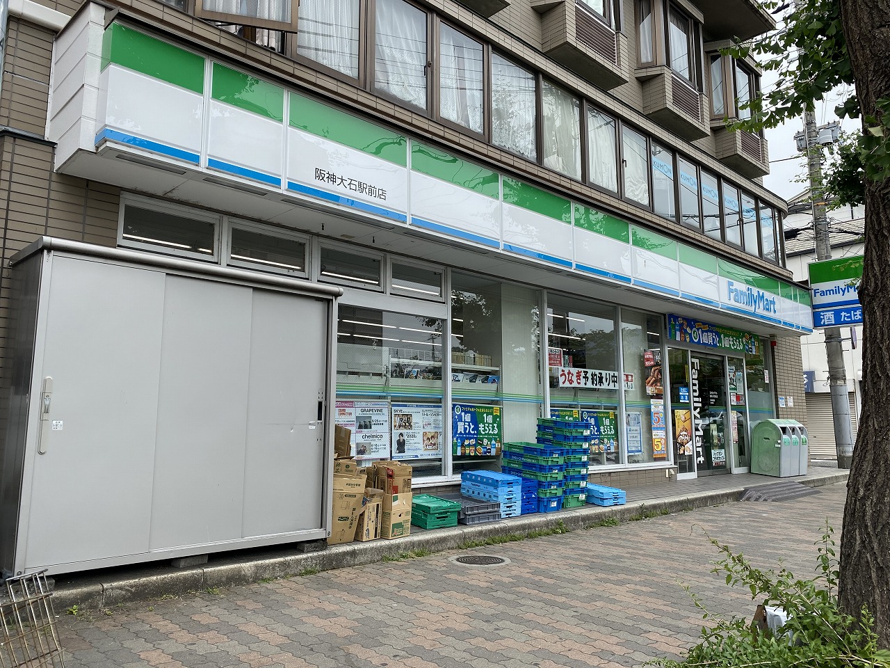 コンビニ　ファミリーマート阪神大石駅前店（コンビニ）まで447m