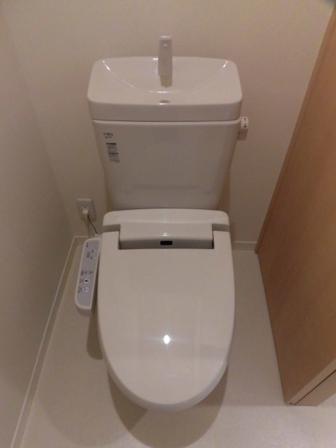 トイレ　別号室の写真です。