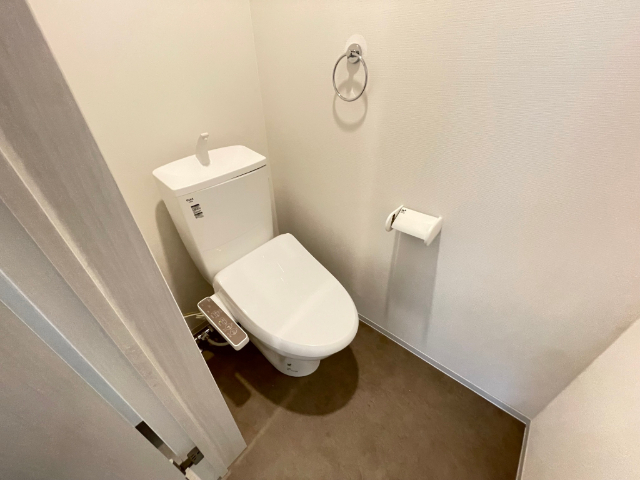 トイレ　温水洗浄便座付きのトイレです