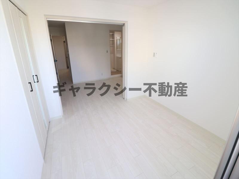 その他部屋・スペース　リビングの横・5帖の洋室です