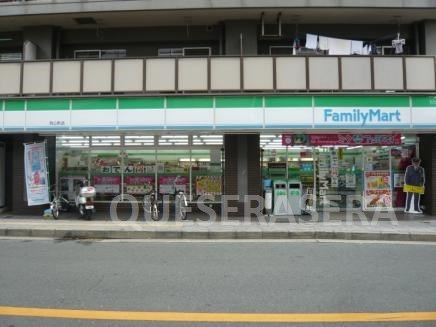 コンビニ　ファミリーマート西天満東店（コンビニ）まで202m