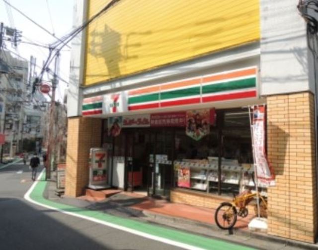 コンビニ　セブンイレブン新宿余丁町店（コンビニ）まで590m