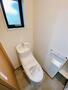 トイレ　トイレは温水洗浄便座付き♪人気のバストイレ別です♪窓のあるト