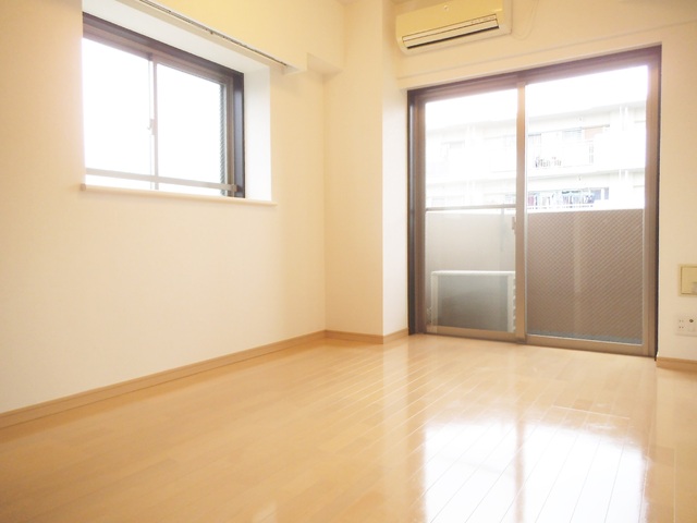 居室・リビング　明るいお部屋です☆