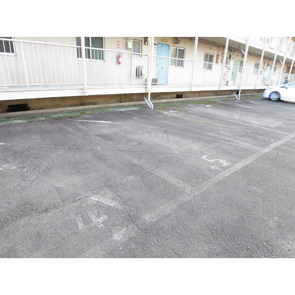駐車場　敷地内駐車場（空き状況は要確認）
