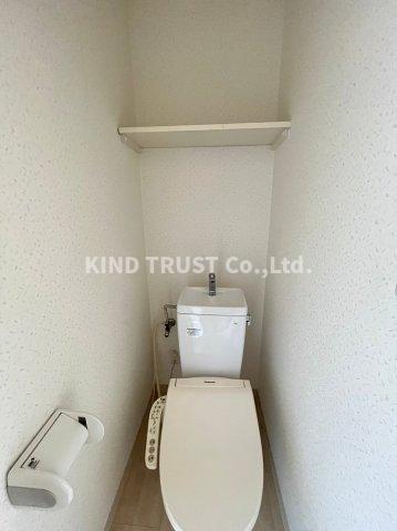 トイレ　落ち着いた色調のトイレです