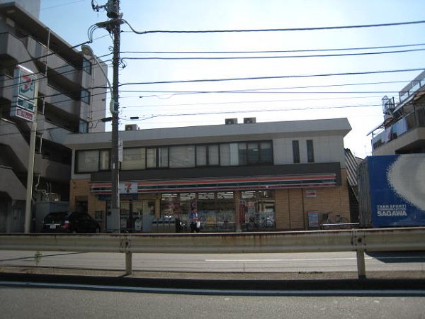 コンビニ　セブンイレブン 足立本木西町店（コンビニ）まで681m