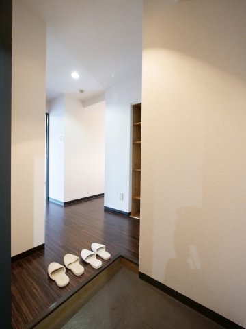 玄関　※写真は別の部屋のものです。