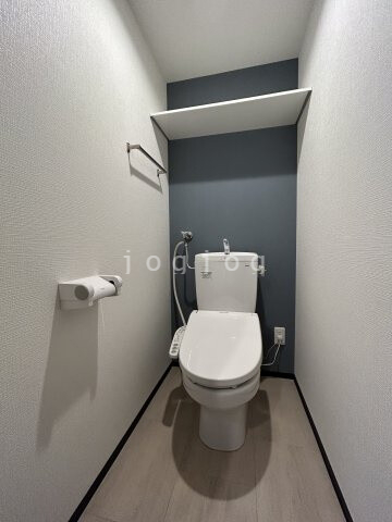 トイレ　嬉しい温水洗浄便座付きのトイレです。