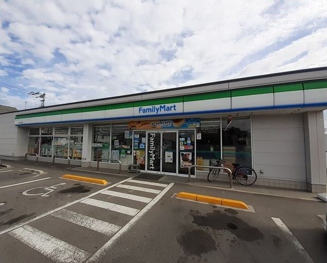 コンビニ　ファミリーマート高松小村町店（コンビニ）まで1000m