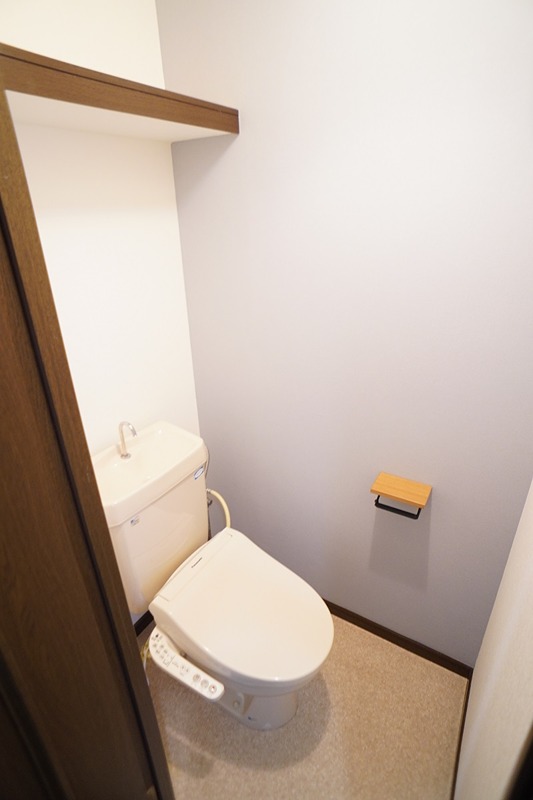 トイレ　壁にアクセントクロス、トイレットペーパーホルダー交換済みです