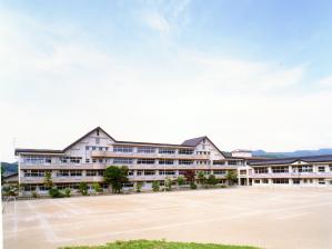 小学校　山岸小学校（小学校）まで400m
