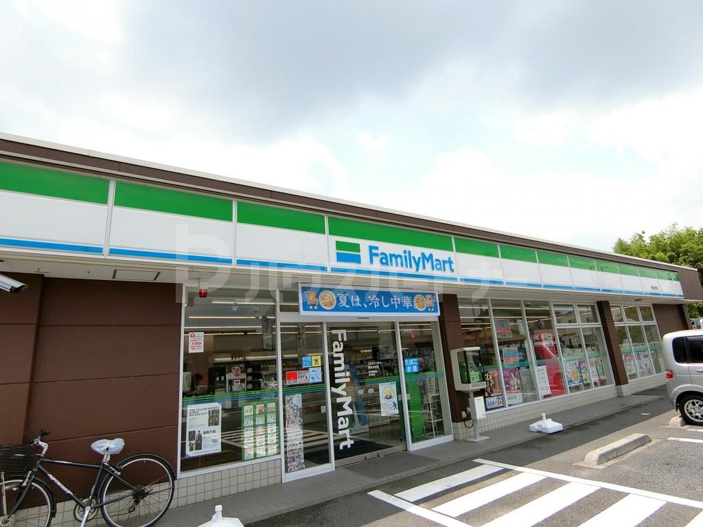 コンビニ　ファミリーマート越谷大林店（コンビニ）まで130m