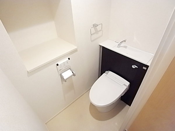 ＪＲ東海道本線 灘駅 徒歩8分 4階建 築8年のトイレ写真
