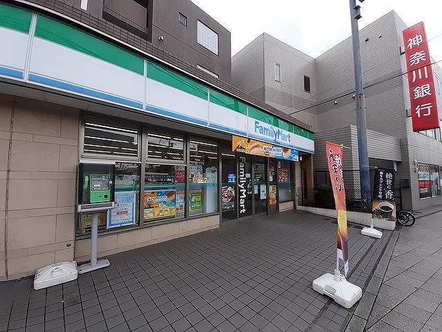 コンビニ　ファミリーマート（コンビニ）まで600m