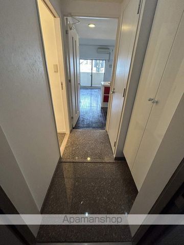 地下鉄御堂筋線 中津駅 徒歩7分 9階建 築22年の玄関写真
