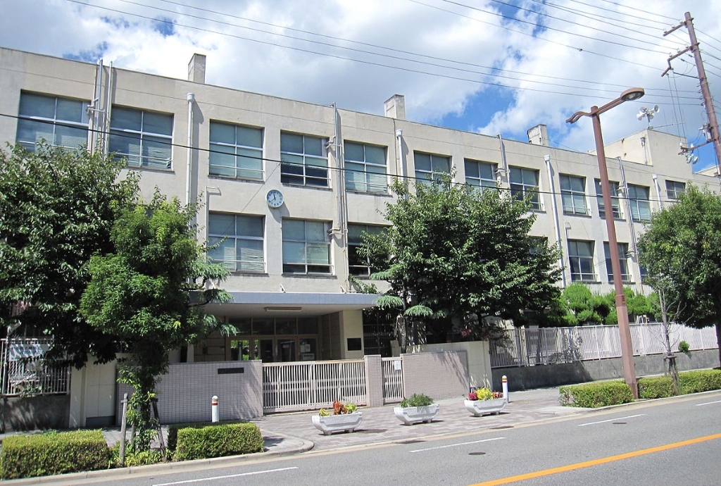 小学校　大阪市立港晴小学校（小学校）まで368m