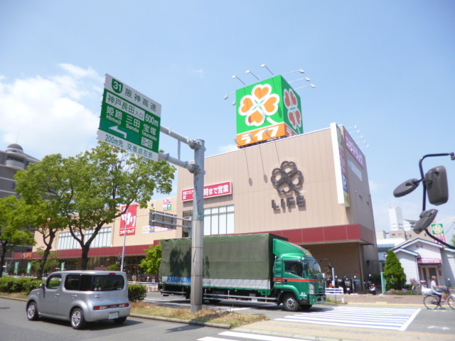 コンビニ　（コンビニ）まで400m